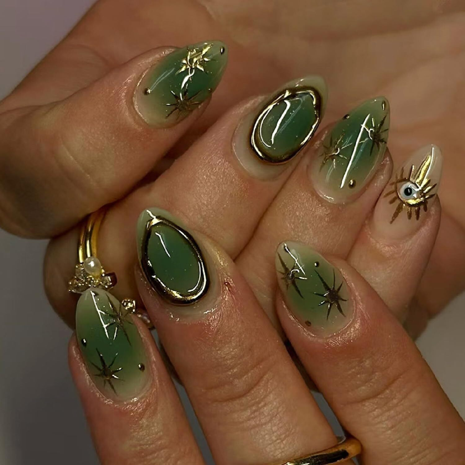 Short Almond Press On Nails Fake Nails With 3D Gold Sun Star Handmade False Nails Design Artificial Stick On Nails For Women Girls 30 Pcs (Green-8, M-8)