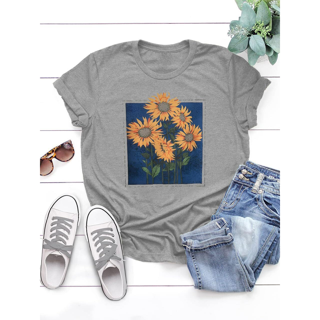 Lindocita Women's Sunflower Oil Painting Graphic Tees Cottagecore Summer Cute Loose Crewneck T-Shirt Shirts For Teen Girls Grey L