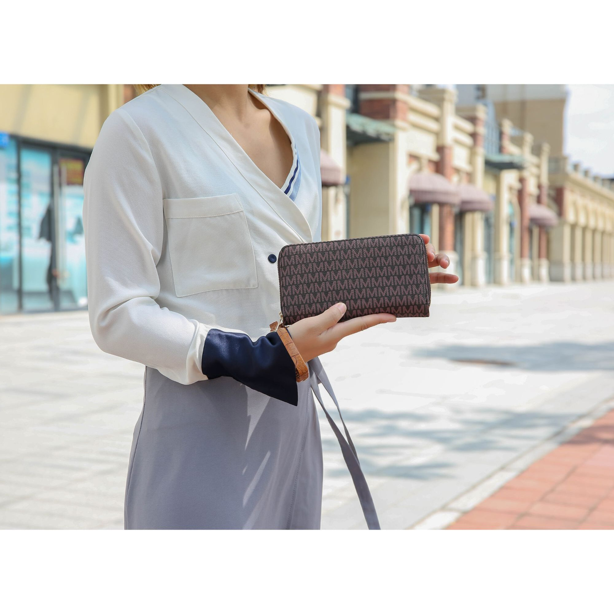 Noemy M Signature WalletWristlet(D0102H26M8U)