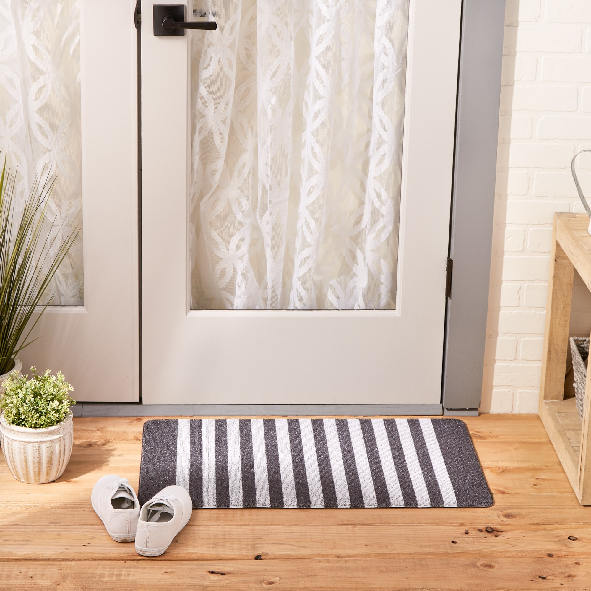 DII Black And White Stripe Tufted Mat 17.75x29.5 inches