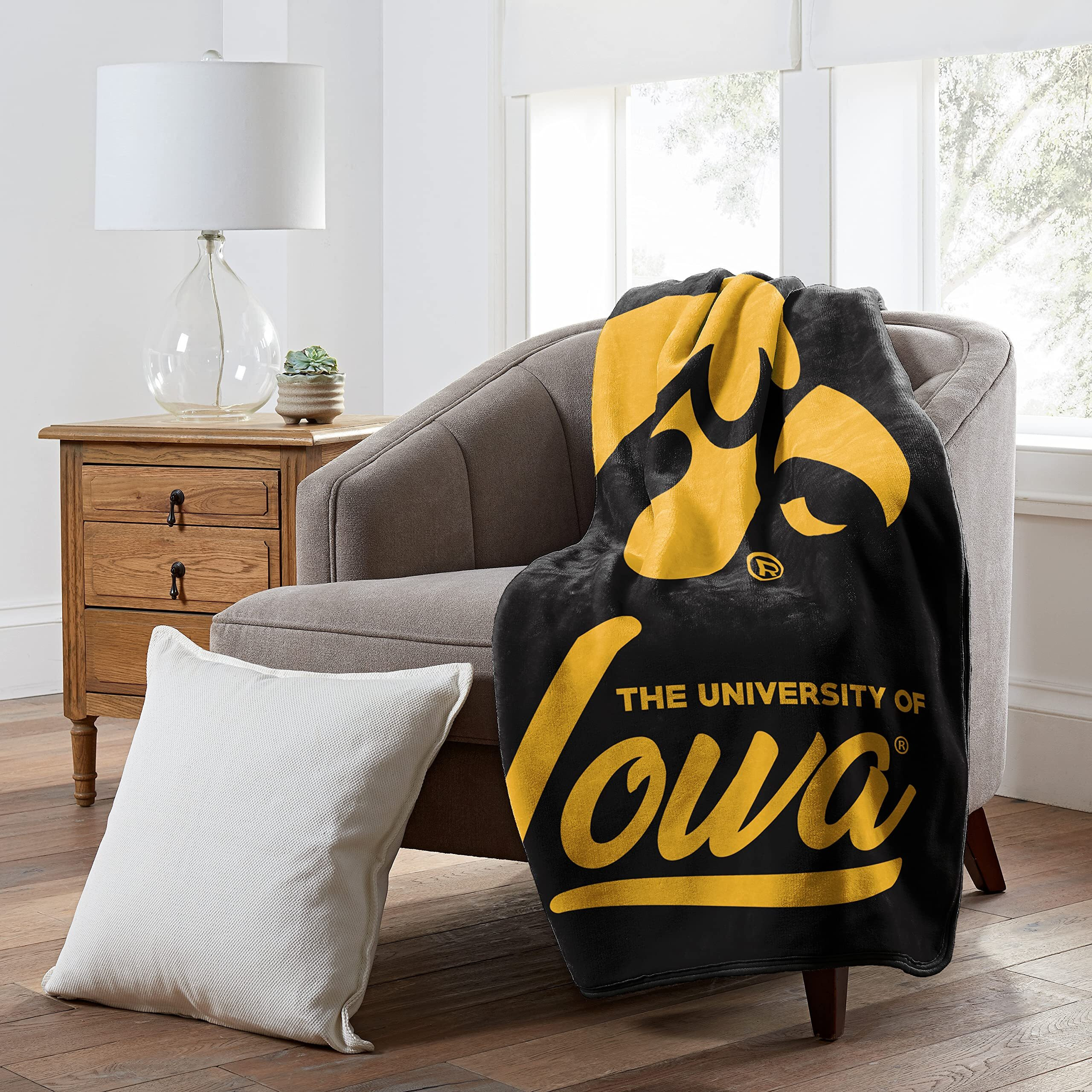 Iowa OFFIcIAL NcAA Signature Raschel Throw Blanket(D0102HX6YgX)