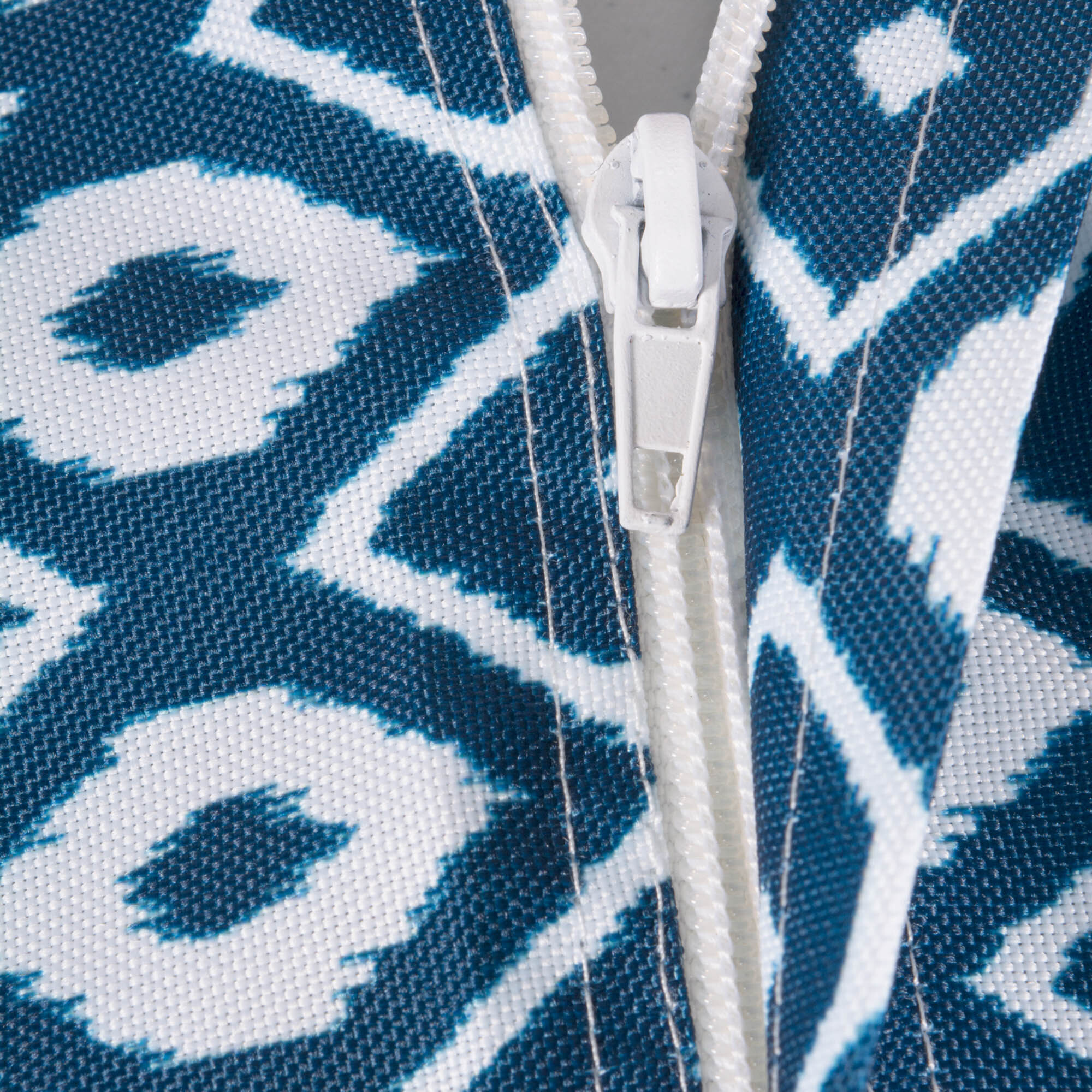 DII Blue Ikat Outdoor Tablecloth With Zipper 52 Round