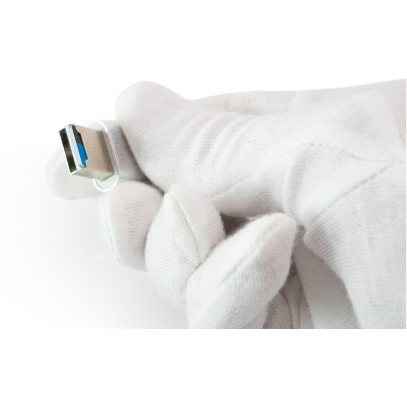 Silver Memory Card Reader with Superior Metal Figure for Smooth Data Transfer