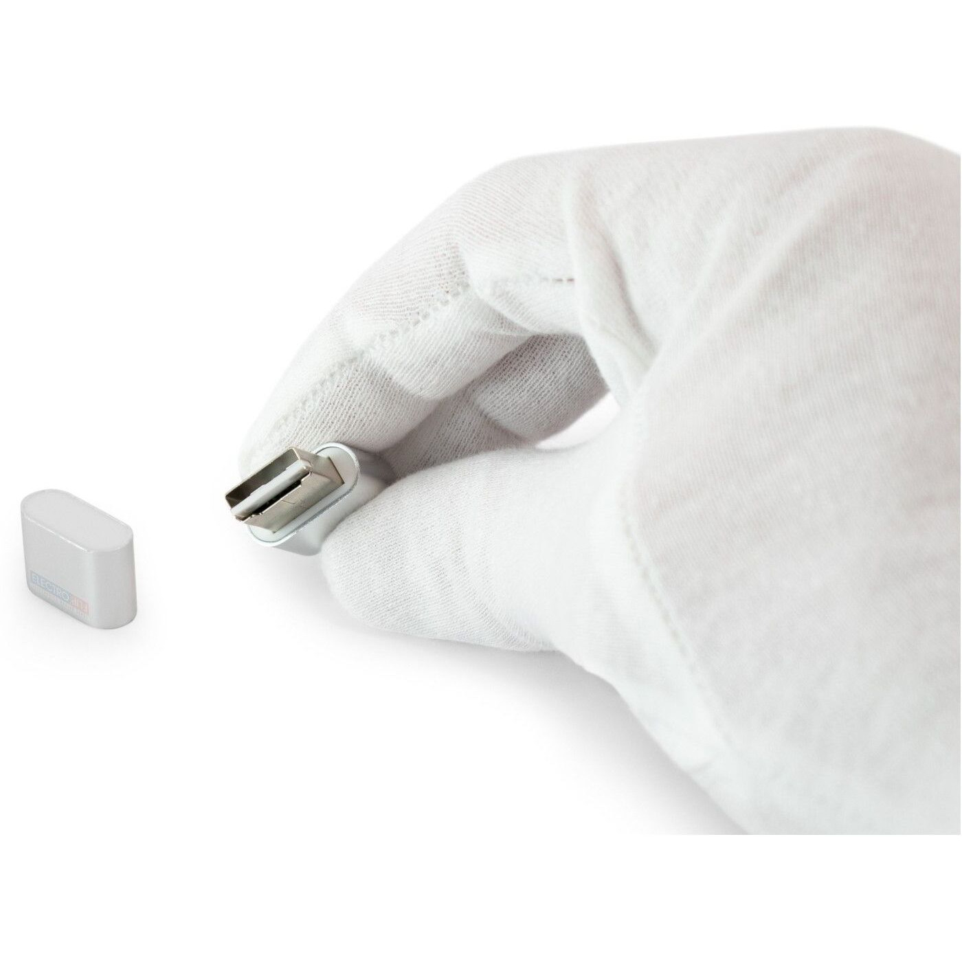 High-Speed MicroSD Reader with Silver Finish for Secure Data Transfer