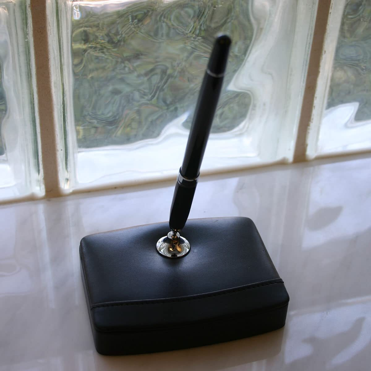 a1029-classic-black-leather-single-pen-stand-with-silver-accents