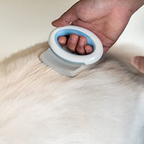 Pet Life  'Knuckler' Handheld Travel Flexible Grooming Pet Rake Comb(D0102HAX2EU.)