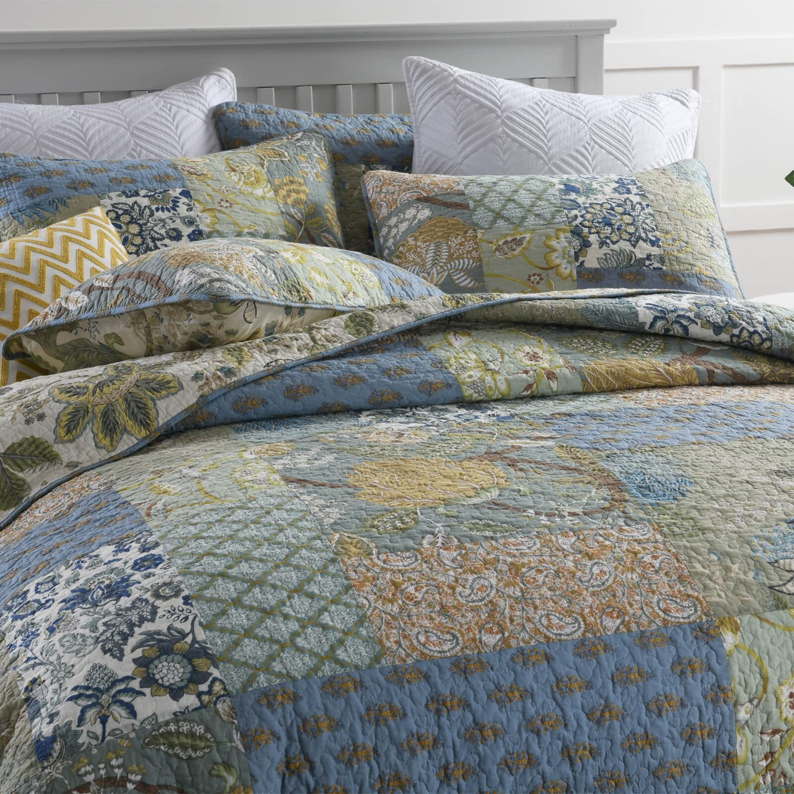 Yvooxny California King Quilt Set - Bohemian Farmhouse Patchwork Floral Pattern  Reversible Green  110 X 118 Inch Quilt + 2 Pillowcases
