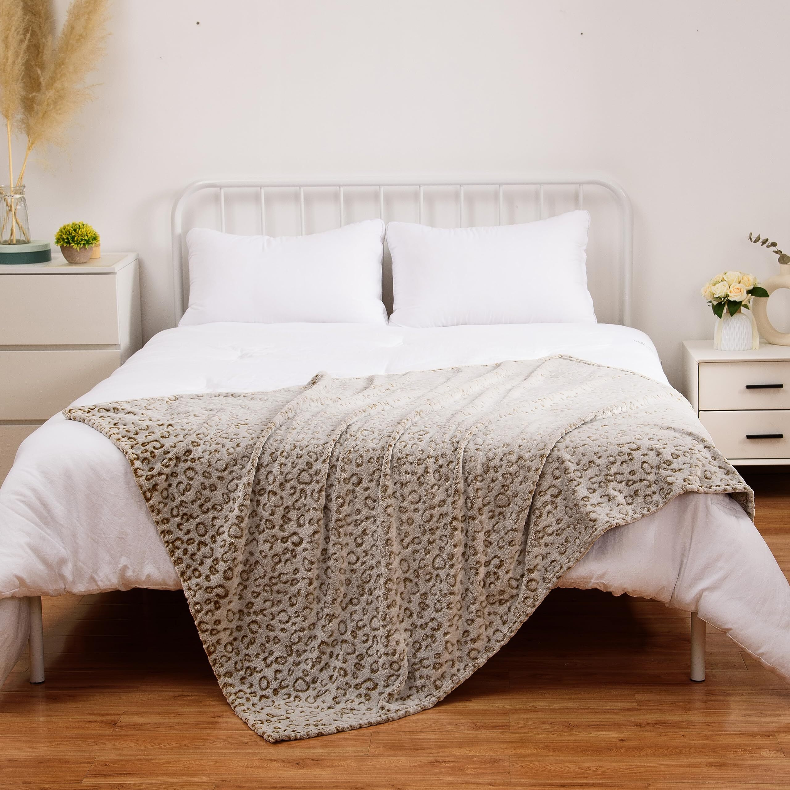 Excervent 3D Leopard Flannel Fleece Throw Blanket  280 Gsm Lightweight Cheetah Blanket For Couch Sofa Bed  Super Soft Cozy Warm Blankets  50X60 Inches  Khaki