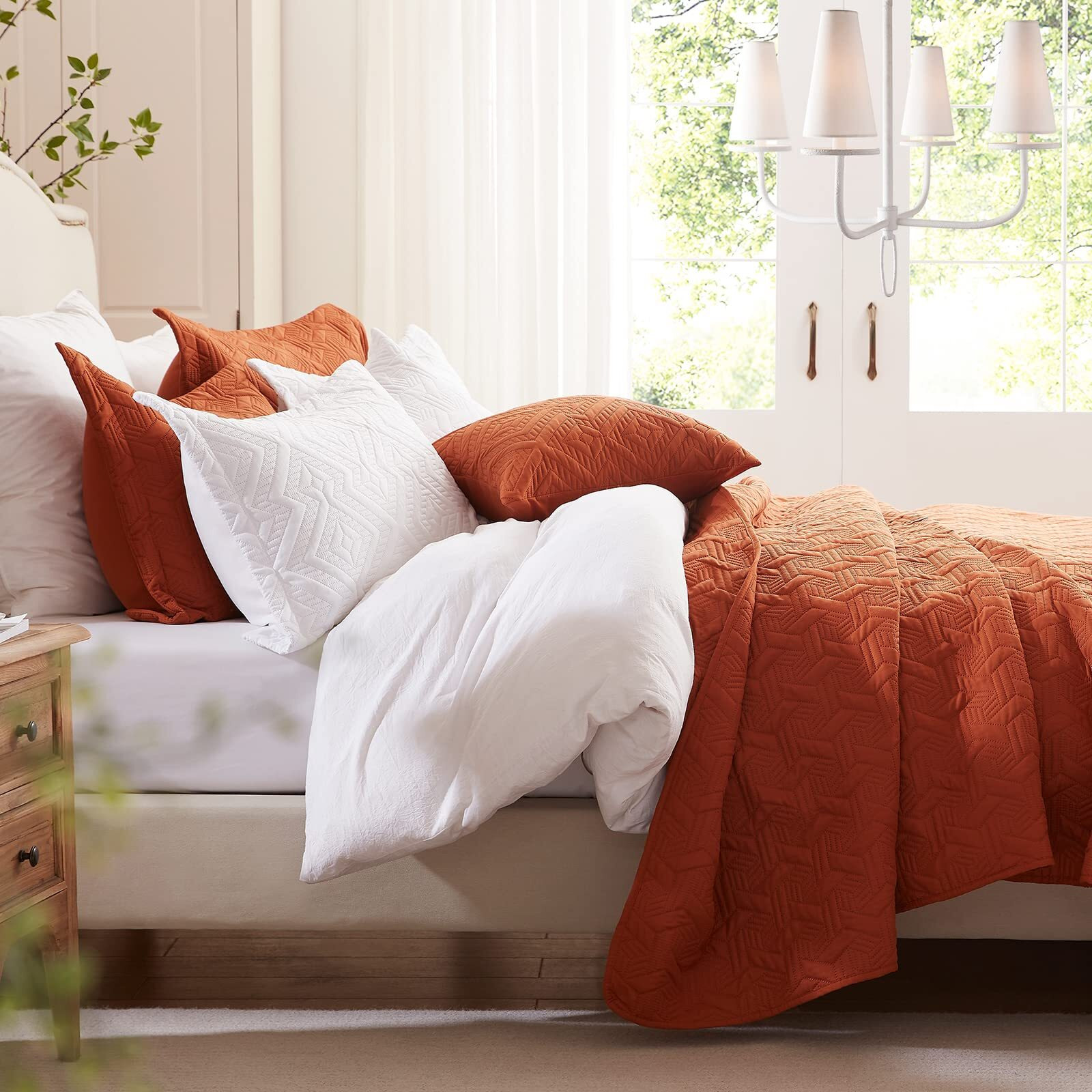 California King Size Quilt Set 3 Pieces Lightweight Burnt Orange/Rust Bedspread-118''X106'' Soft Microfiber Summer Quilt Luxurious Warm Coverlet Sets For All Seasons (Includes 1 Quilt  2 Shams)