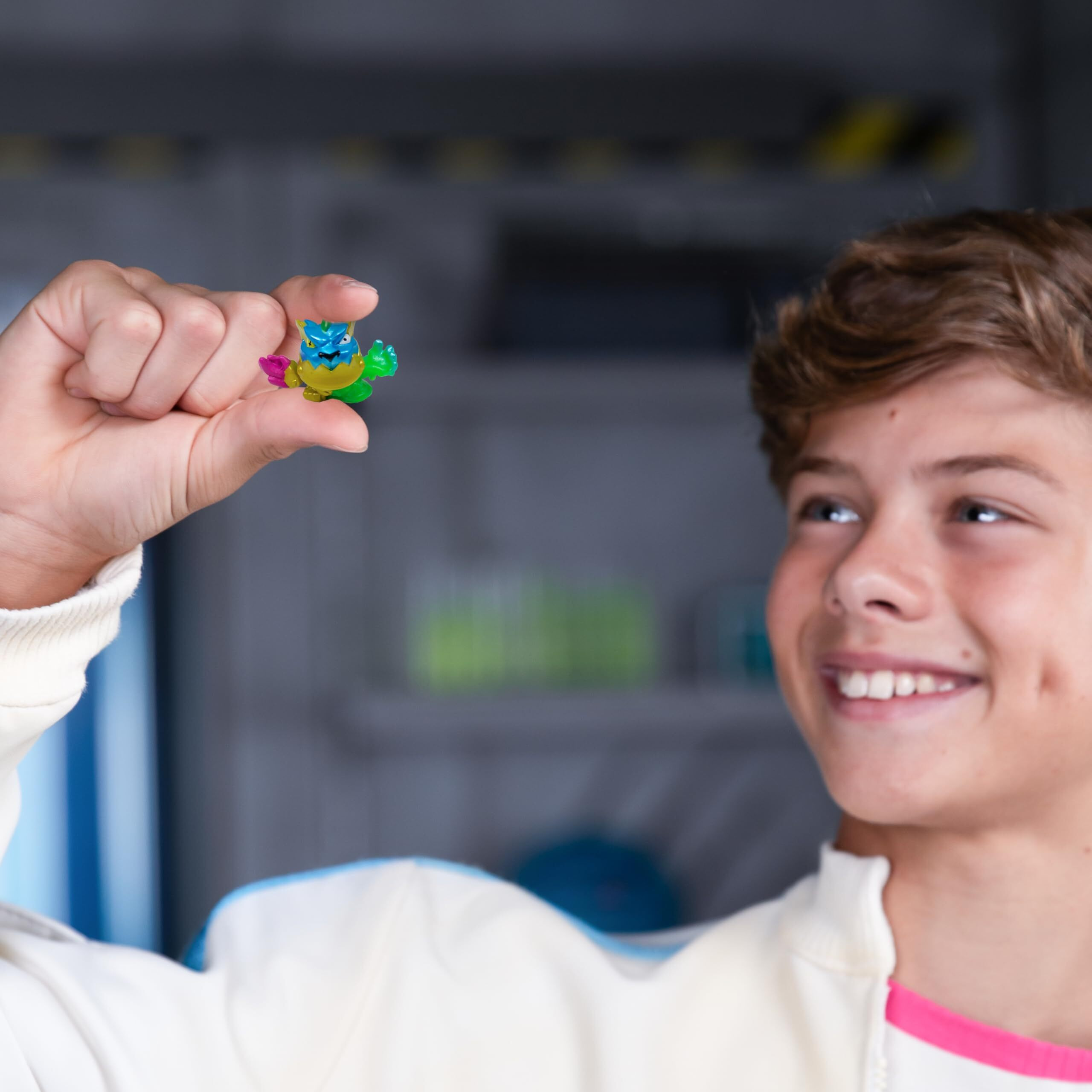 Mrbeast Lab Swarms Series 2  Atomic Series Exclusive Cash Case Bulk Pack  Experiment By Adding Water  Shaking The Test Tube And Reveal 2 Of The 18  Mrbeast Themed Swarms Collectible Micro Beasts