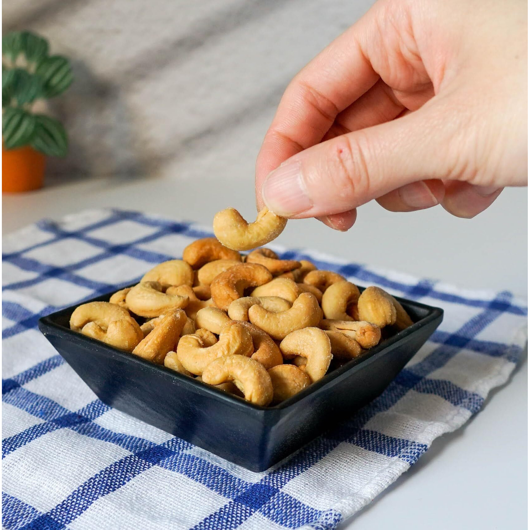 Cashews Roasted Salted - 32 Oz 2 Lbs | Whole Cashew Nut | Healthy Protein Snack | Natural Keto & Vegan Diet Friendly | Great For Cooking, Baking, Salads | Kosher | Jaybee's Nuts