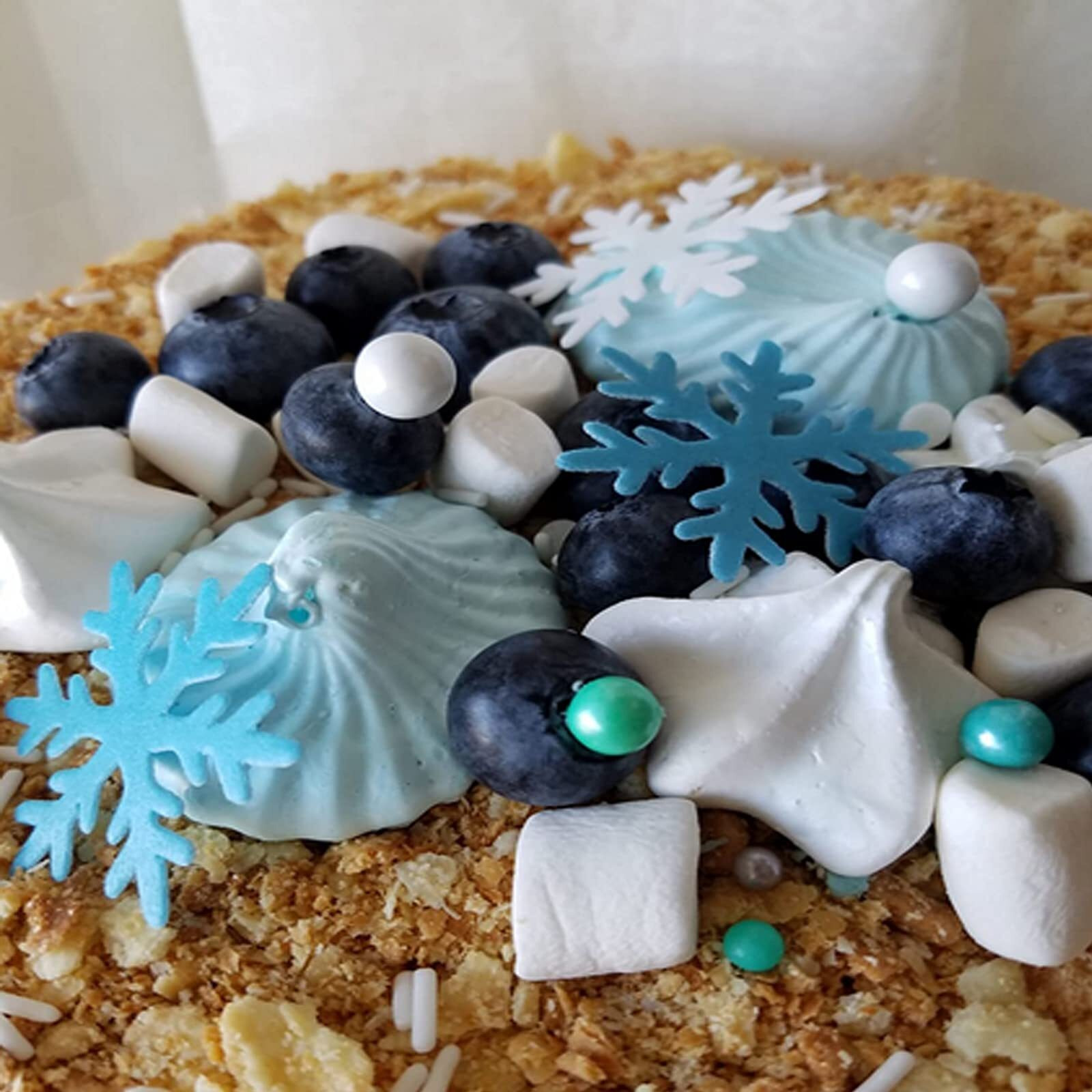 Weraru 50Pcs Edible Cake Toppers Snowflakes Christmas Winter Party Cupcake Decoration White And Blue