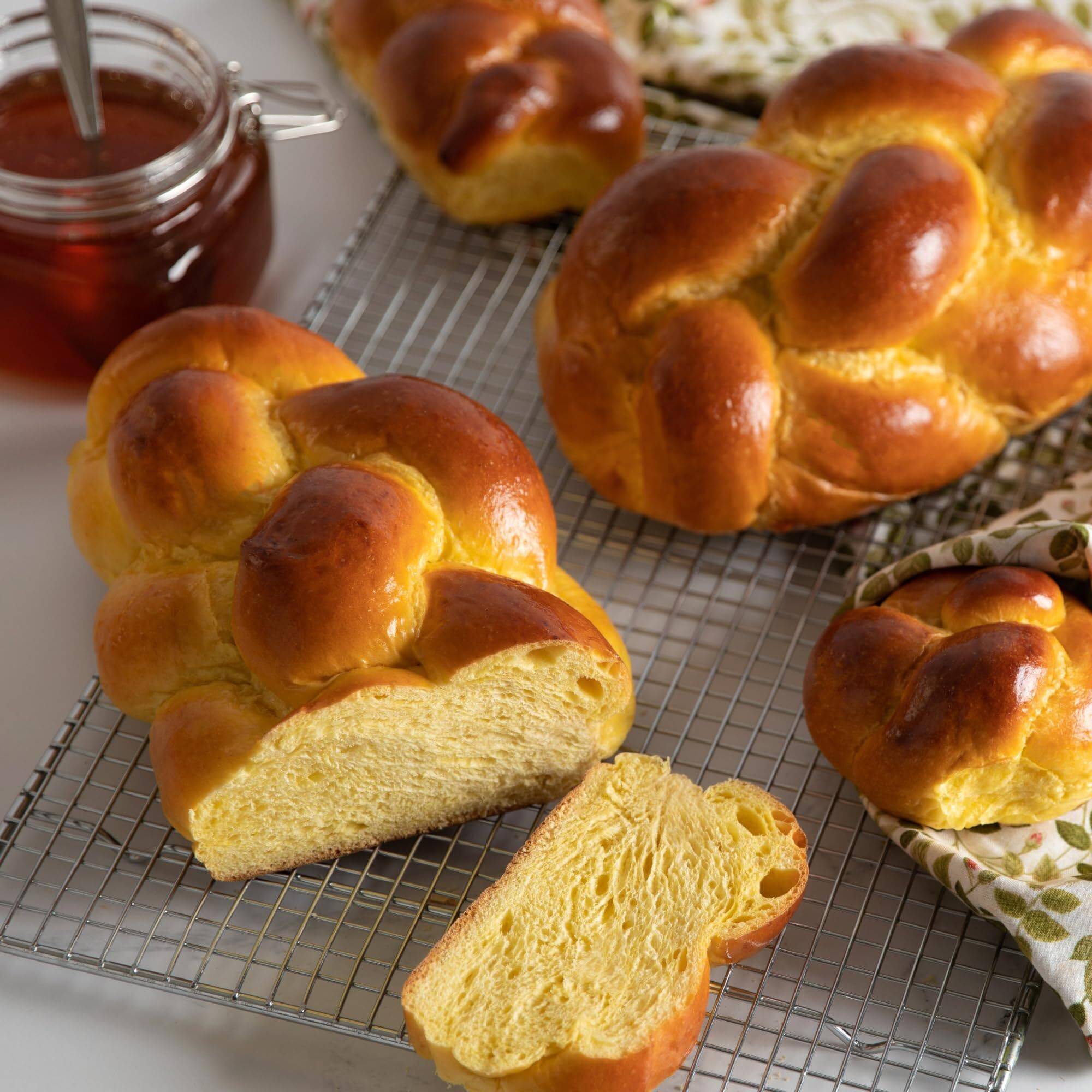 Stern's Bakery Kosher Challah Bread-15 Ounce Traditional Braided Challah | Fresh & Delicious | Shabbat Challah Breads For Your Holiday Or Shabbat Table | Kosher, Dairy & Nut Free