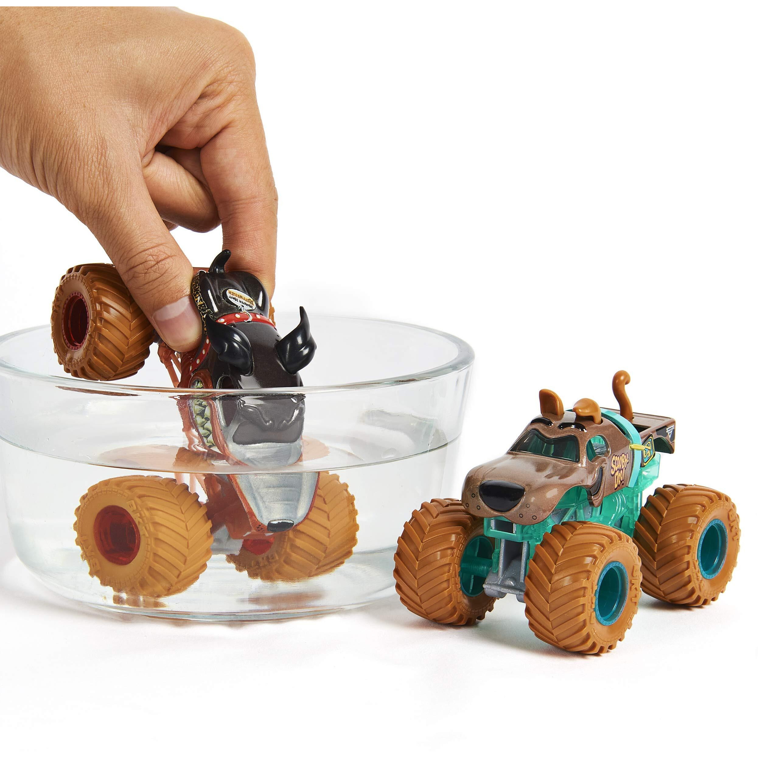 Monster Jam, Official Monster Mutt Rottweiler Vs. Scooby Doo Color-Changing Die-Cast Monster Trucks, 164 Scale