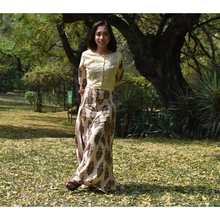 Half European Buti Crop Top (Size M, Color Biege, Red, Green & Black)